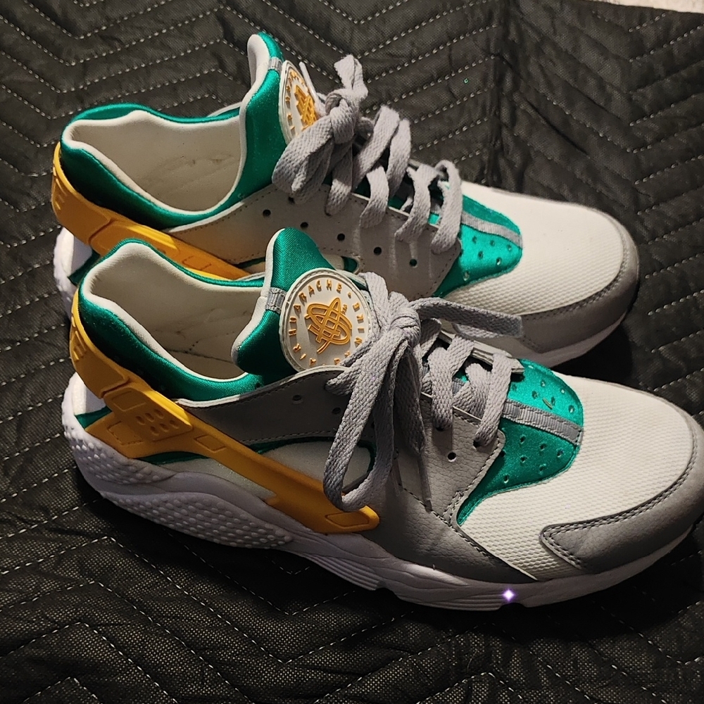 Mens NIKE SIZE 10 Green and Yellow Sneakers